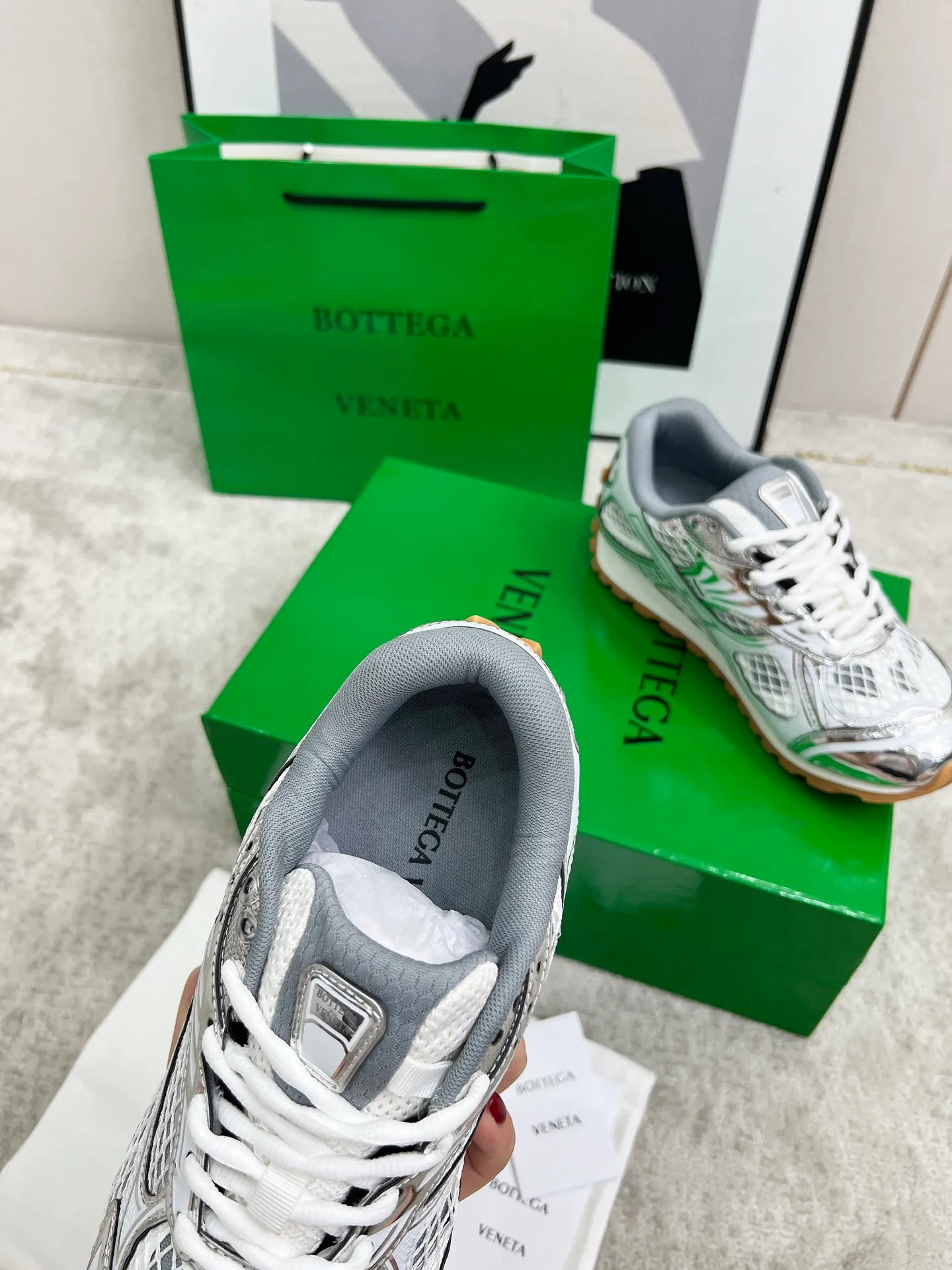 P540. Top version (couples model) Bottega Veneta Bottega Veneta 23ss autumn and winter show BV Orbit sneakers Wang Yibo's same style couples casual shoes dad shoes! Runner sneakers! Original purchase and development!  Made of original lightweight technical mesh fabric, the same as the original version! The process is complicated!  Paired with a rubber outsole designed with a geometric pattern, the high version of the Wang Zha series is actually much taller, but the legs still look slim. Very nice. Durable and playable, standard and version-matching shoe package technology, look for high-end versions. The original outsole is exclusively molded, and the color-blocked TPU outsole is used. The material and weight are the same as the original!  Size: #Female 35-41 (40 and 41 customized sizes are non-refundable) Male 39-45 (45 size customized are non-returnable and exchangeable)